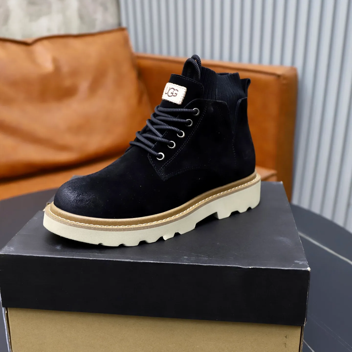 Ex-factory price: 640💰Thick wool imported from Australia Brand: UGG genuine purchase Size: 39-44 Grade: Official website 1:1 Material: First layer of genuine leather waterproof and antifreeze upper Real wool lining Original non-slip soft wear-resistant outsole Style category: Men's casual shoes Trendy style Comfortable on the feet Color: Official website color synchronization